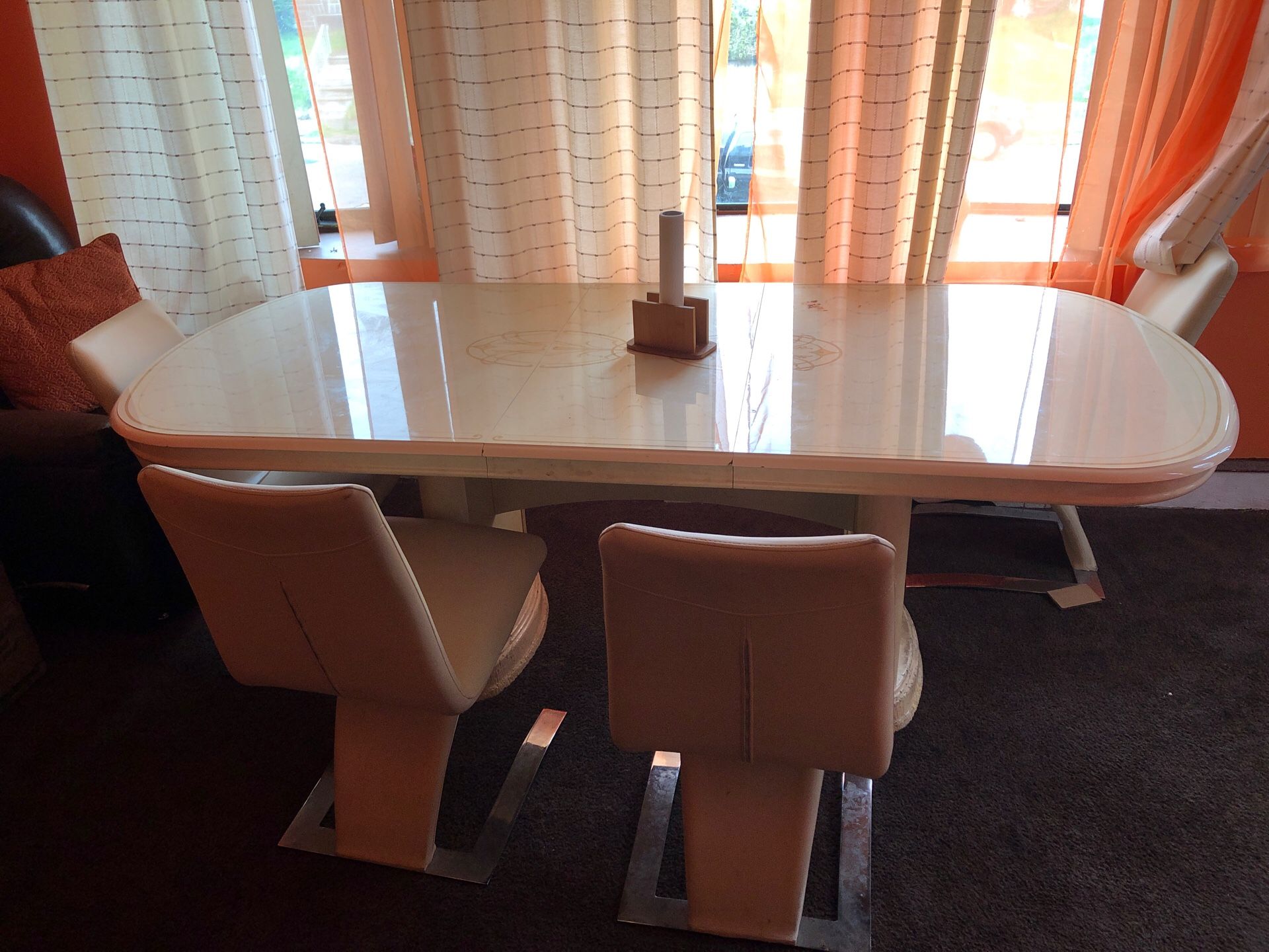 Dining room table in great condition