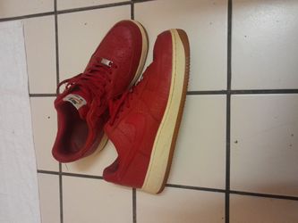 Red Nike air force 1. size 13 mens . I great condition!!¡