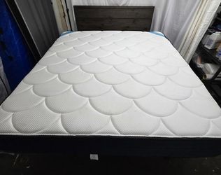 Dreamcloud Premier Memory Foam mattress, King, Like New Condition