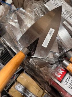 brick trowel with a carbon steel blade and a wooden handle cuchara de alvañileria  1x$25 2x$40