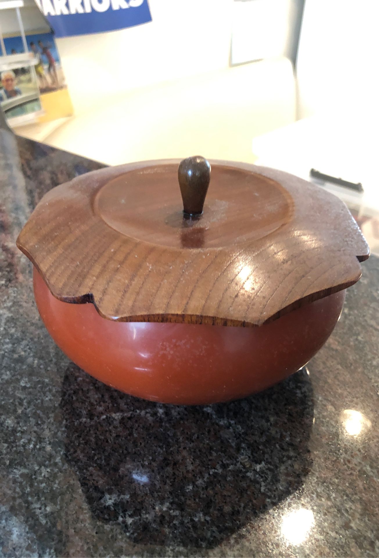 Uniques wooden bowl with lid