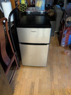 3.1 cu.ft whirlpool mini refrigerator with freezer wh31s1e