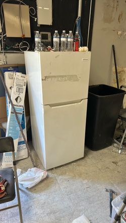 Free gratis Frigidaire Top-Freezer Refrigerator White