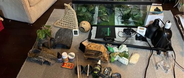 FULL REPTILE 20 GALLON TANK SETUP W/HIDES, BOWLS, CALCUIM, HEAT SETUP