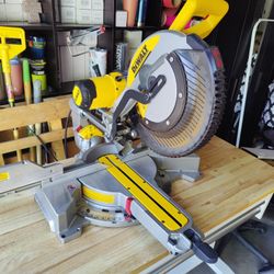 DeWalt 12" Dual Bevel Sliding Miter Saw 
