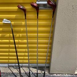3 VINTAGE WOODEN WILSON GOLF CLUBS & 5 OTHER CLUBS (8 CLUBS & BAG)