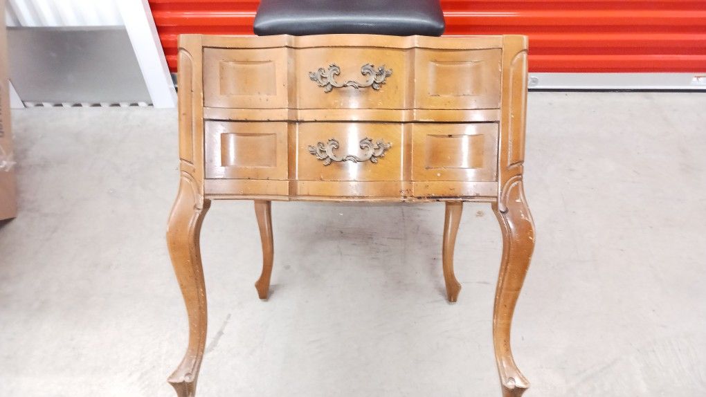 Vintage Hammary French Provincial Pink Marble Top Oak Wood End Table Side Table
For Sale