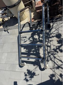 Pool ladder