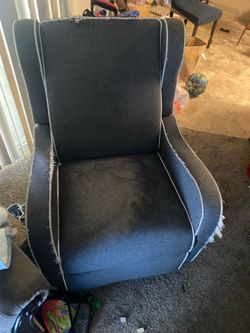 Free recliner come pick up !