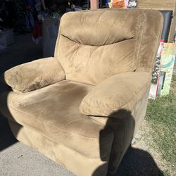 SUPER BEQUTIFUL XTRA LARGE RECLINER AND ROCKER BIG CHAIR