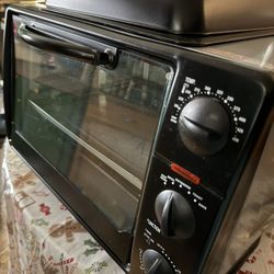 Chefs Mark Toaster Oven. Used A Handful Of Times. Works Great. Cooked Mostly Frozen Pizzas In It.