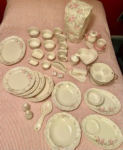 vintage Pfaltzgraff "Tea Rose" dinnerware.