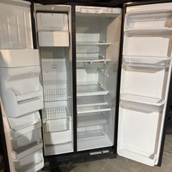 Whirlpool Refrigerator/ Freezer With Water Dispenser & Ice Maker 