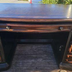 Desk Hooker.         Escritorio Hooker