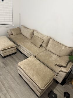 Beige Sectional Sofa with 2 Ottomans. Like New 2 months old