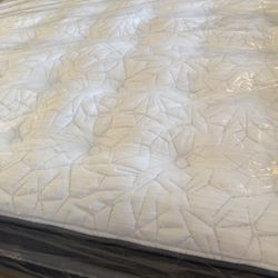 Queen Size Bed Mattress King Koil Intimate Medium Plush Button Top Aireloom Kluft Hotel Collection Saatva Avocado Purple Tempurpedic Beautyrest Black 