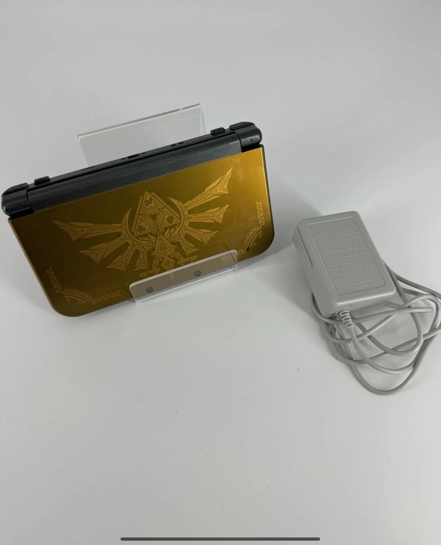 Nintendo 3DS XL Legend of Zelda Hyrule Gold Edition With Charging Cable Ann Case