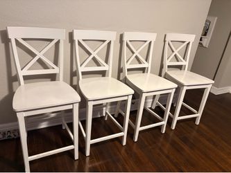 White round table w/ four chairs