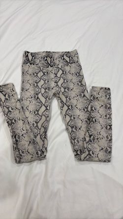 Leggings  en color beigs con estampado negro para tiempo de frío