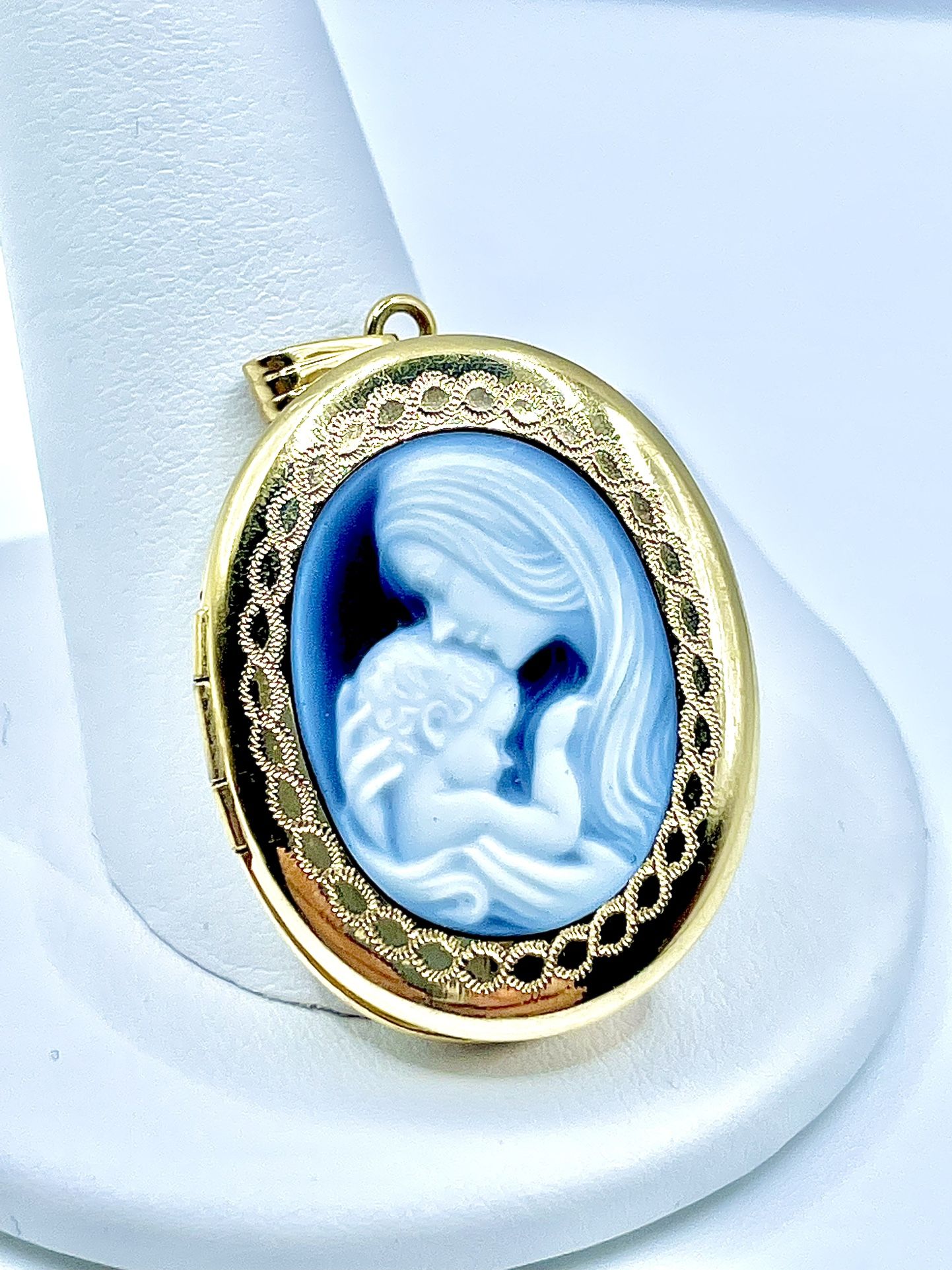 14k Gold Mother Holding Child Cameo Pendant