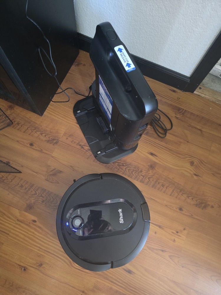 SHARK ROBOT VACUUM SELF EMPTYING!!!