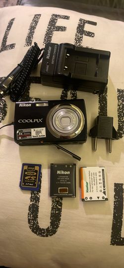 Nikon Coolpix S220 10.0MP Digital Camera Bundle - Black - Tested & Working