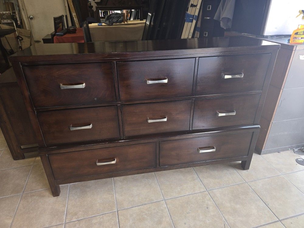 DRESSER 