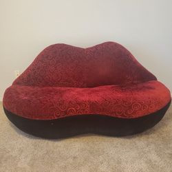 Red Lips Sofa 