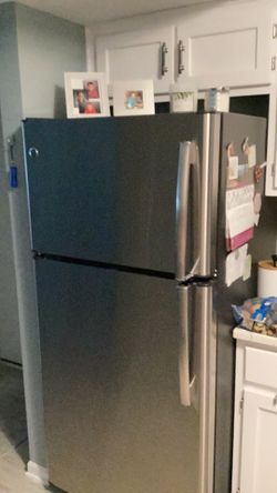 GE REFRIGERATOR- Like new & in Great Working Condition