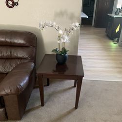 Beautiful Espresso-Finished End Table (Excellent Shape)