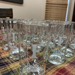 Tall Clear Glasses with “F” & Acorn Design – Set of 15 (circa 1960s–70s) | Vasos altos transparentes con diseño de “F” y bellota – Juego de 15 (aprox.