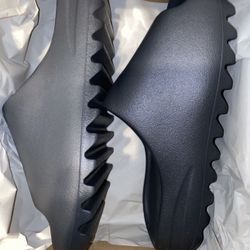 Yeezy Slide Onyx Size: 11
