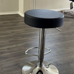 Set of 4 bar stools chrome and black never used