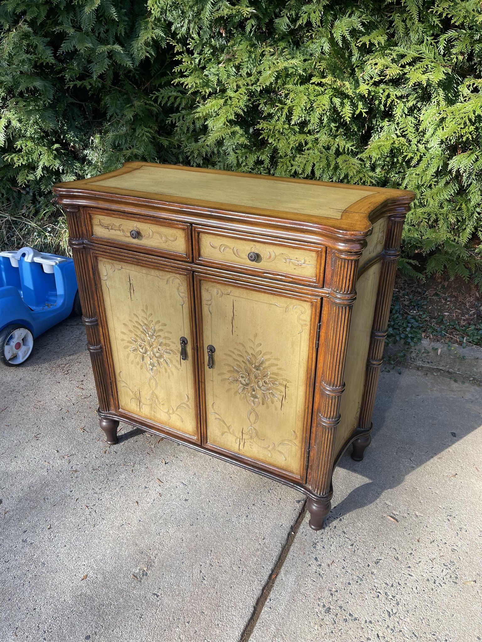 Beautiful Old Fashion Cabinet