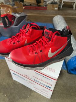 Nike Air Versitile basketball shoes