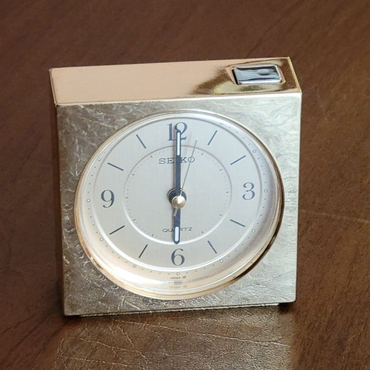 Vintage Seiko Quartz Square Travel Desk Alarm Clock QEJ150G Made in
Japan. Pre-owned, in good working and cosmetic shape. Tested, works.
Cosmetically