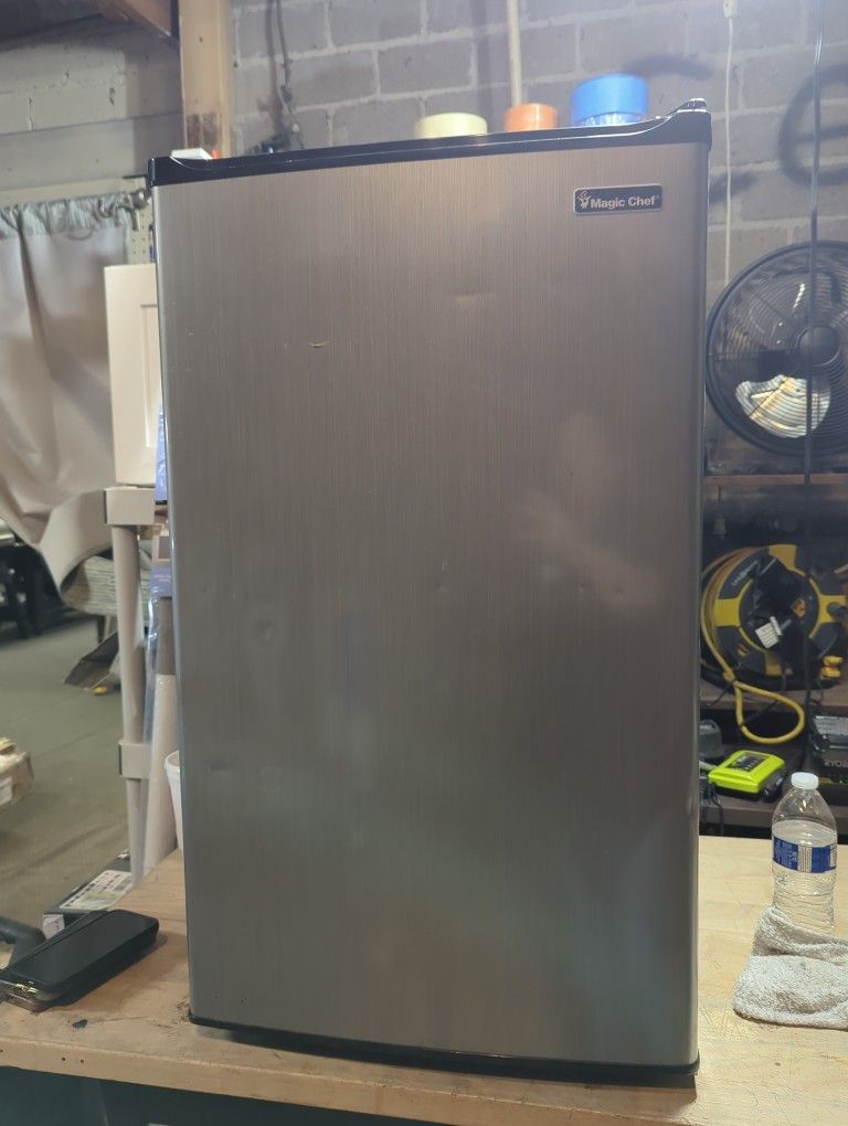 Magic Chef 3.5 Cu Ft Refrigerator Used Slightly