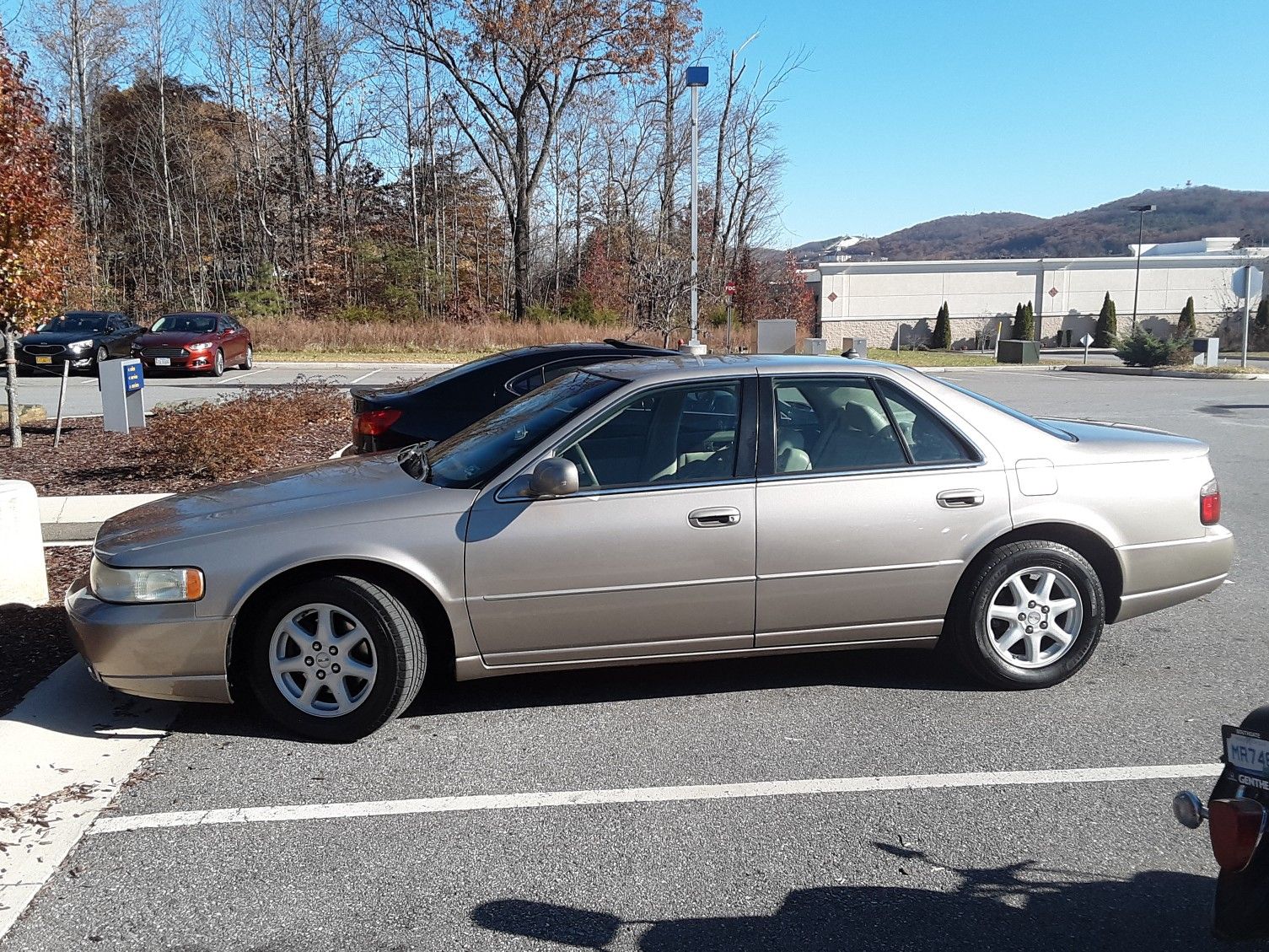 Photo 2004 Cadillac SLS ,128,537miles this would be an amazing Xmas gift.Small crack in the left windshield,only 3 owners.This Car must go $3000 obo