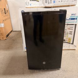 GE Mini Fridge 