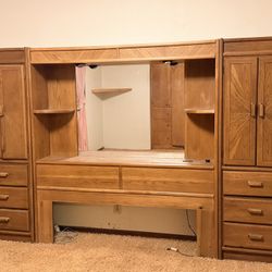 Queen Bed. Golden Oak