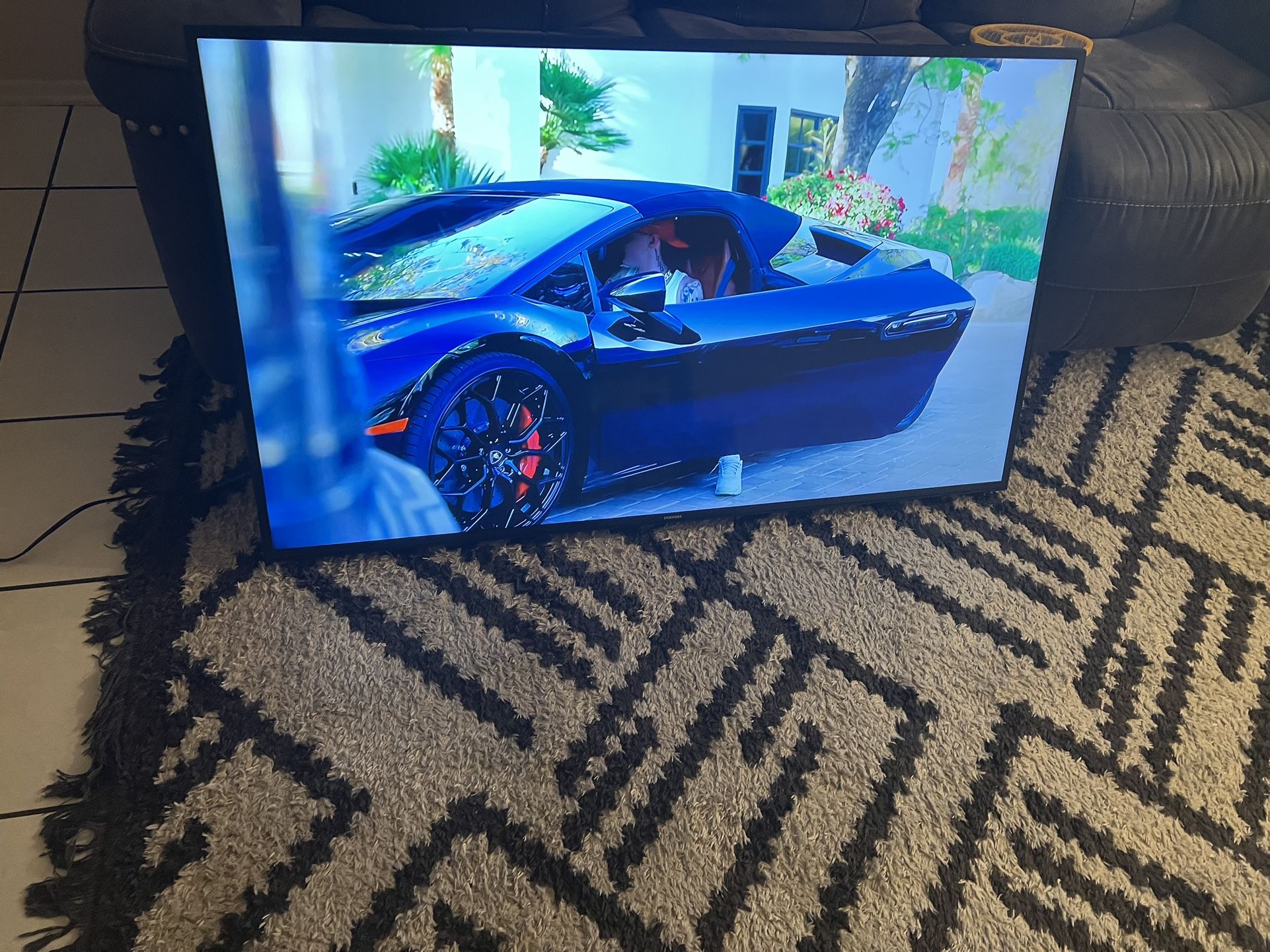 SAMSUNG Smart TV 55”Includes base for hanging on the wall.