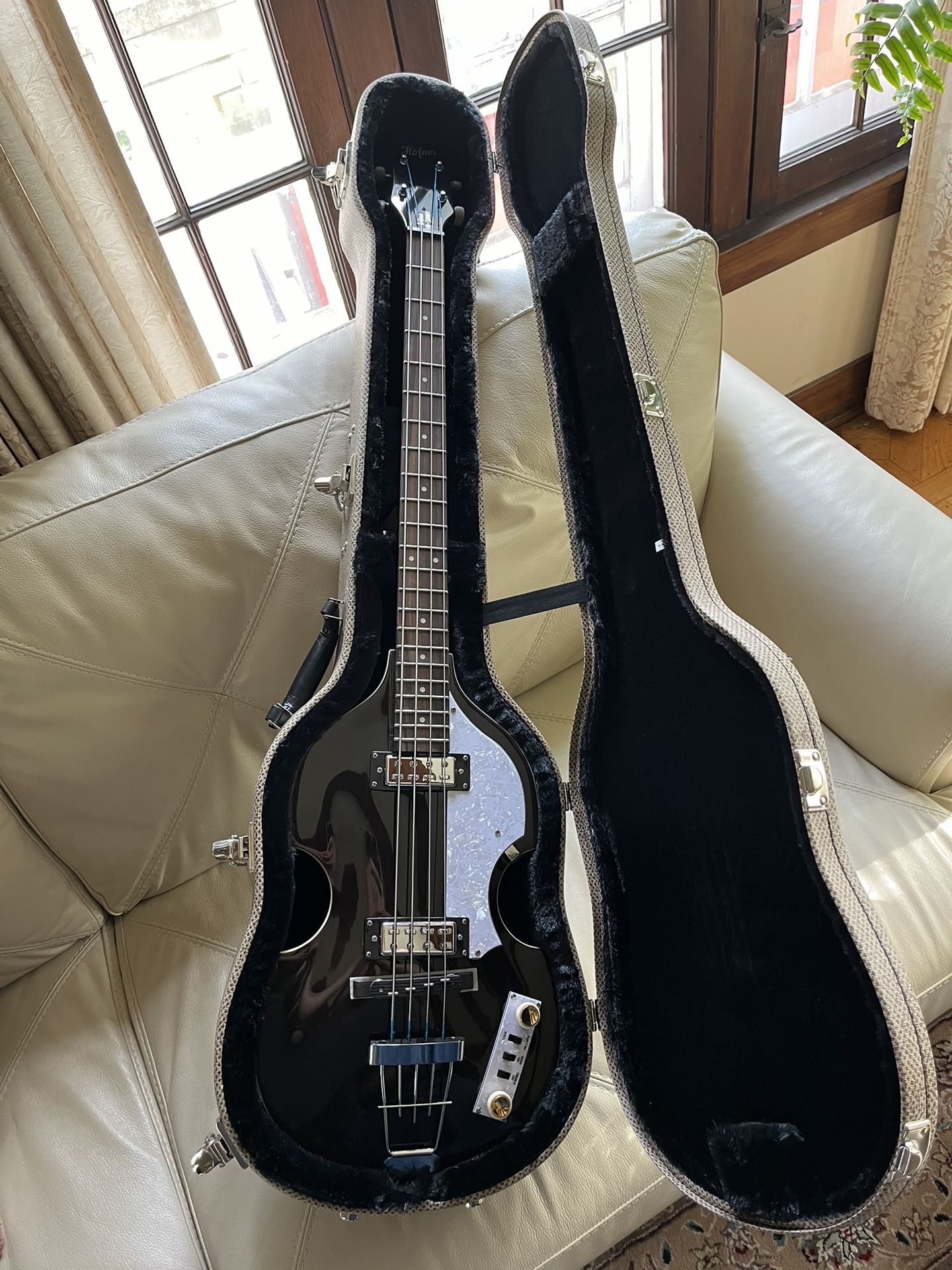 Hofner Ignition Bass w/ Deluxe Case (Transparent Black)
