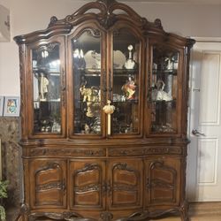 Woodden Dining Table With 8 Chairs $1000