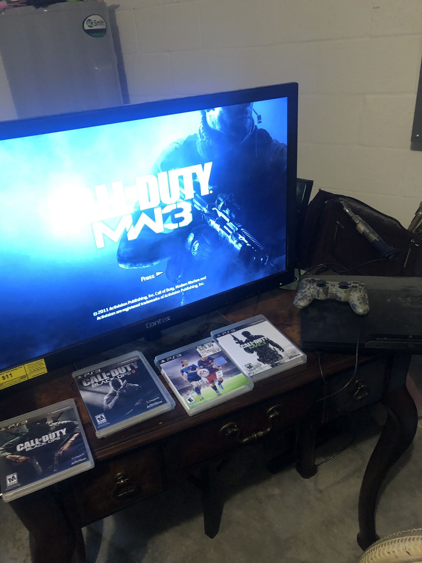 PS3 whit games one remote and a 32 inch tv selling as a bundle