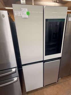 Samsung Bespoke 4-Door French Door Refrigerator family hub