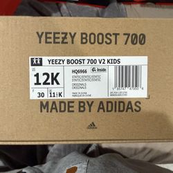 Yeezy 700 V2 KIDS SIZE 12K