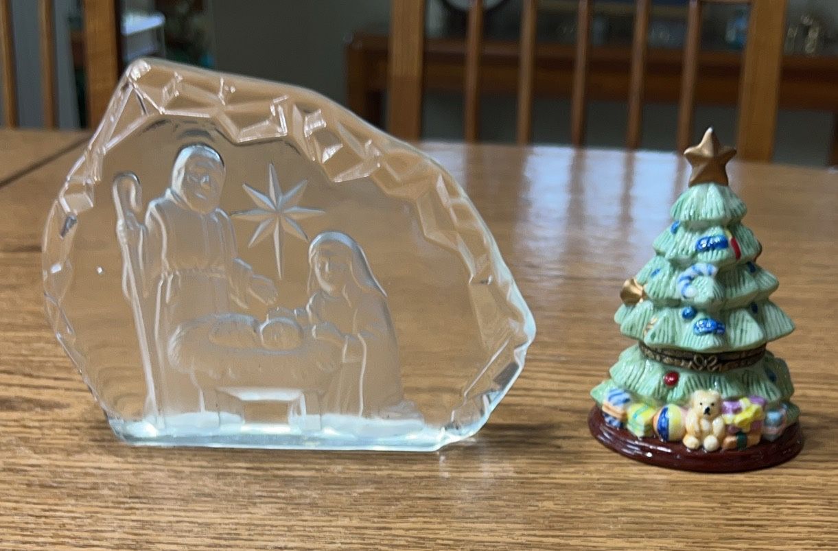 Vintage L.E Smith Glass Iceberg Nativity And Ceramic Christmas Tree
