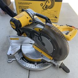DEWALT 15 Amp Corded 12 in. Compound Double Bevel Miter Saw