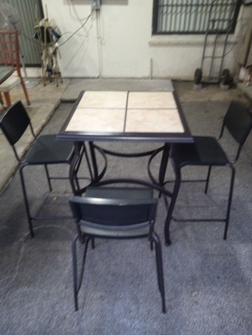 Mesa Con Azulejo y 3 Taburetes