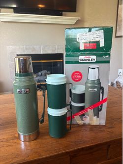 1996 Never used Stanley A-944DH with 2 insulated travel mugs